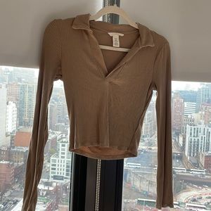 Cropped beige low cut shirt